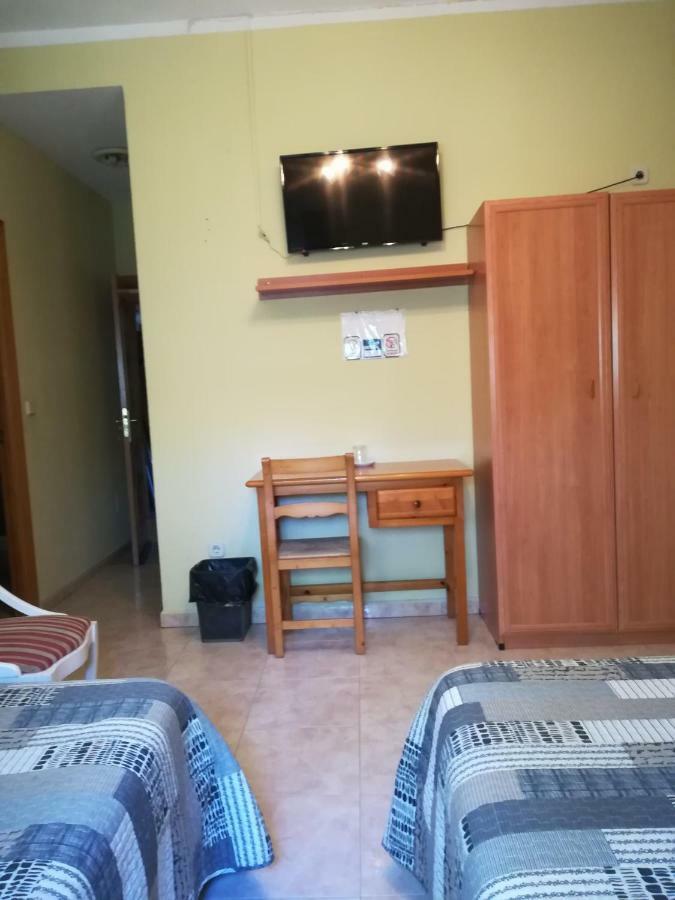 Hostal Brunete Buitenkant foto